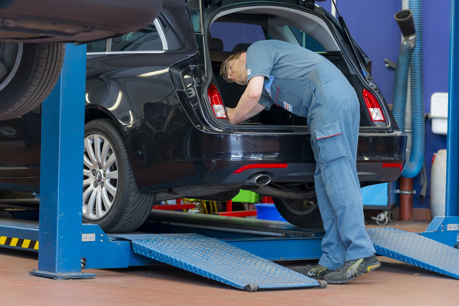 Mechaniker bei der Arbeit am Kofferraum