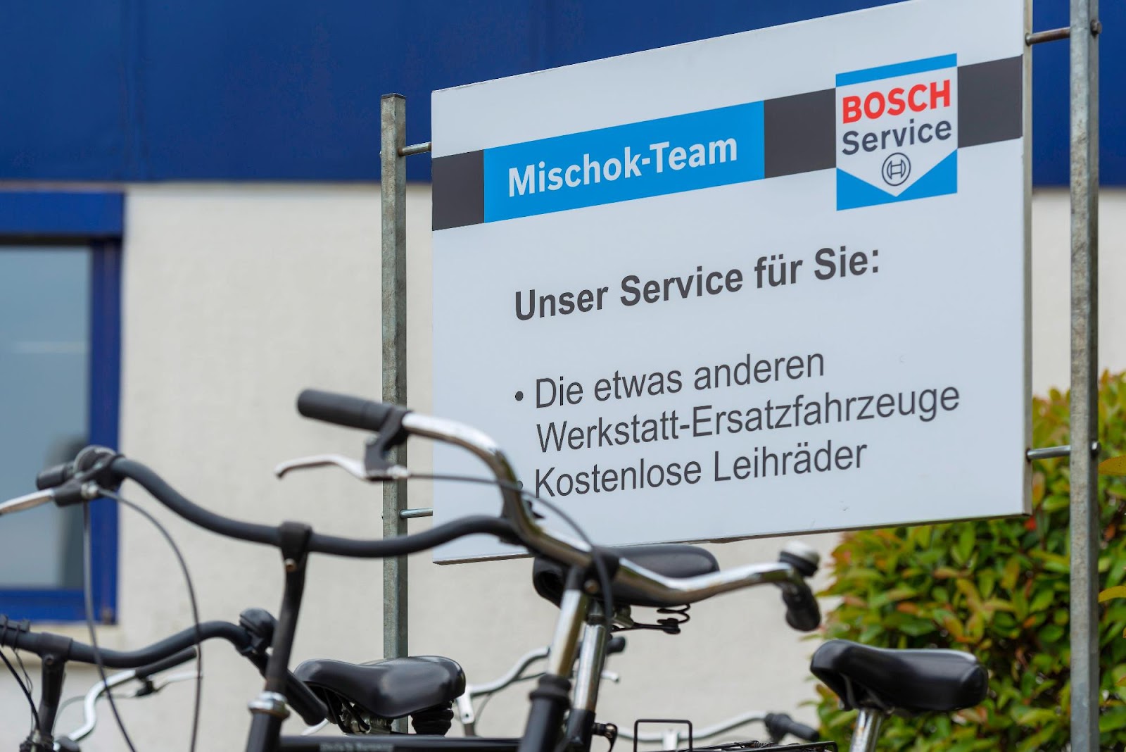 Kostenlose Leihfahrräder vor dem Mischok-Team
